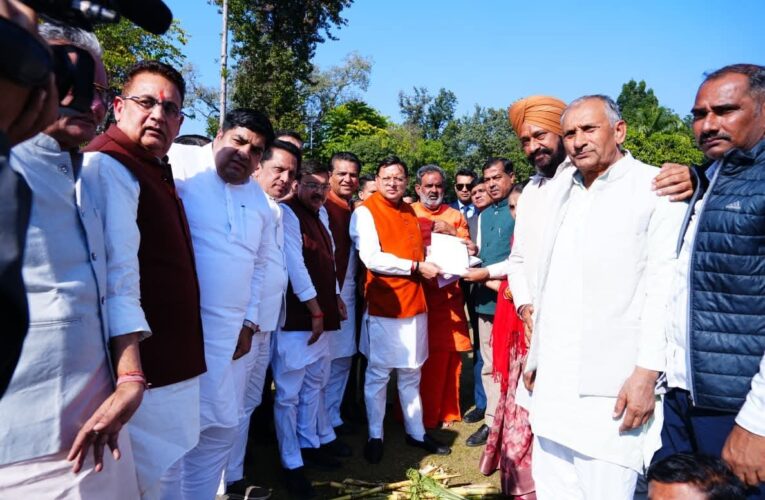 मुख्यमंत्री ने सुनी किसानों की समस्याएं, लॉन में बैठकर लिया गन्ने का स्वाद, मुख्यमंत्री पुष्कर सिंह धामी से मिला हरिद्वार के गन्ना किसान का प्रतिनिधिमंडल