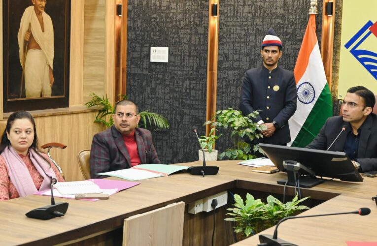 देहरादून डीएम सविन बंसल ने ली जौलीग्रांट एयरफील्ड पर्यावरण प्रबंधन पर उच्चस्तरीय समीक्षा बैठक, दिए सख्त निर्देश-डंपिंग यार्ड में कूडा निस्तारण हेतु नगर पालिका तुरंत खरीदें ट्रामेल व पोकलैंड मशीन