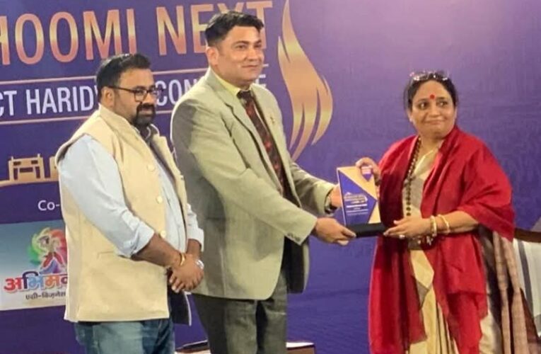 महर्षि दयानंद मेडिकल साइंस एंड रिसर्च इंस्टीट्यूट के एम डी / सचिव अश्वनी कुमार सैनी को विधानसभा अध्यक्ष ऋतु खंडूड़ी भूषण ने किया सम्मानित