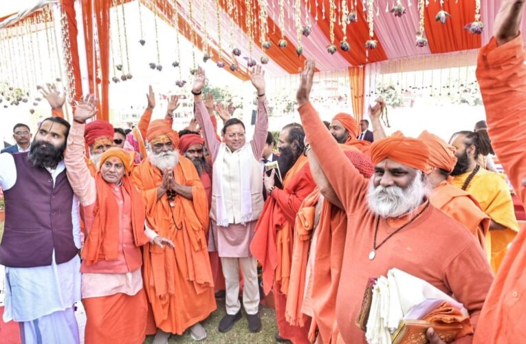Haridwar News: 2027 कुंभ के दिव्य और भव्य आयोजन के लिए मुख्यमंत्री ने अखाड़ों के आचार्यों एवं संतों के साथ बैठक की, कुंभ के आयोजन के लिए गंगा किनारे पहली बार बैठक की गई