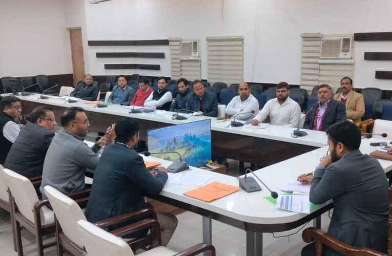 जिला गंगा संरक्षण समिति की बैठक मुख्य विकास अधिकारी ललित नारायण मिश्र की अध्यक्षता में आयोजित, किसी व्यक्ति द्वारा नदी में कूड़ा कचरा फैका जाता है तो उसके विरूद्व नियमानुसार आवश्यक कार्यवाही करना सुनिश्चित करें