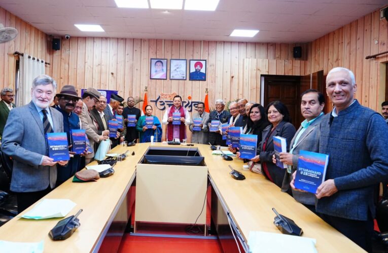 “उत्तराखण्ड @25ः लुकिंग बैक-लुकिंग फॉरवर्ड” पुस्तक का मुख्यमंत्री पुष्कर सिंह धामी ने किया विमोचन