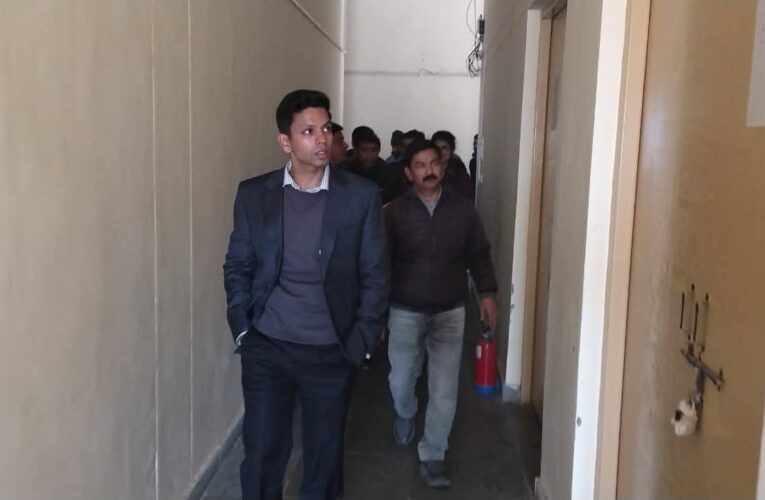 अल्मोड़ा जिलाधिकारी अंशुल सिंह ने किया ईवीएम वेयरहाउस का त्रैमासिक निरीक्षण, अधिकारियों को निर्देश दिए कि ईवीएम के सुरक्षित रख-रखाव से संबंधित सभी व्यवस्थाएं निर्धारित मानकों के अनुरूप सुनिश्चित की जाएं