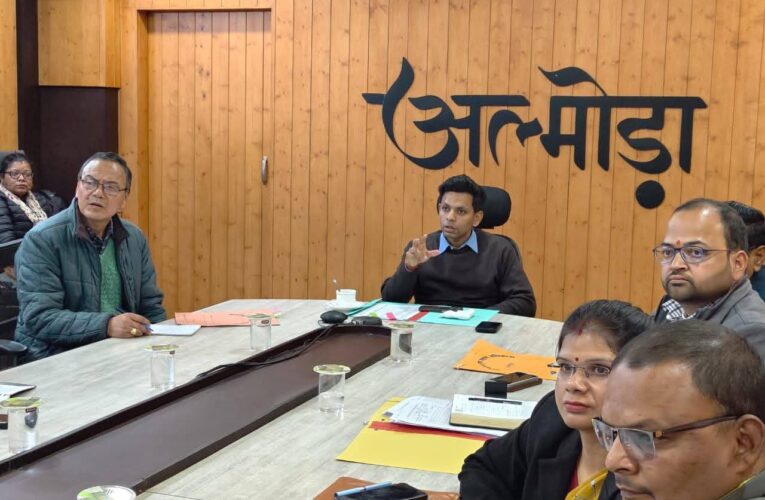 सीएम हेल्पलाइन पर दर्ज शिकायतों की समीक्षा बैठक सम्पन्न, जिलाधिकारी अंशुल सिंह ने संबंधित अधिकारियों को स्पष्ट निर्देश दिए कि जिन प्रकरणों में कार्रवाई लंबित है, उन्हें प्राथमिकता के आधार पर निस्तारित किया जाए