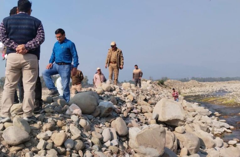 नंधौर नदी में पांचों गेटों पर खनन हुआ प्रारम्भ, अपर जिलाधिकारी शैलेन्द्र सिंह नेगी की अगुवाई में खनन, राजस्व, वन एवं सिचाई महकमे के अधिकारियों के साथ पांचों गेटों का स्थलीय निरीक्षण किया