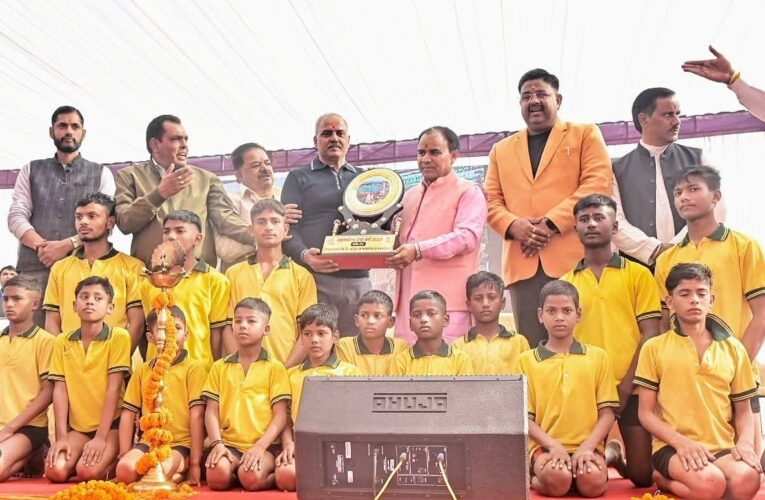 हरिद्वार ऋषिकुल मैदान में आयोजित हो रहे सहकारिता मेले में मुख्य अतिथि सहकारिता मंत्री डॉ धन सिंह रावत ने प्रतिभाग कर दीप प्रज्वलित कर कार्यक्रम का शुभारंभ किया