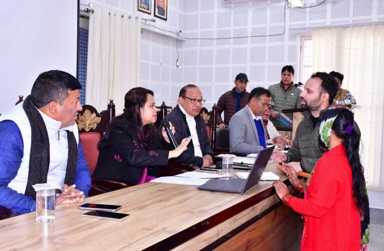 जनता की समस्याओं का त्वरित समाधान ही प्रशासन की प्राथमिकता: डीएम आकांक्षा कोंड़े, जिलाधिकारी ने जनता दरबार में सुनी 52 शिकायतें, अधिकांश का मौके पर निस्तारण — सभी विभागों को त्वरित समाधान और जवाबदेही के निर्देश