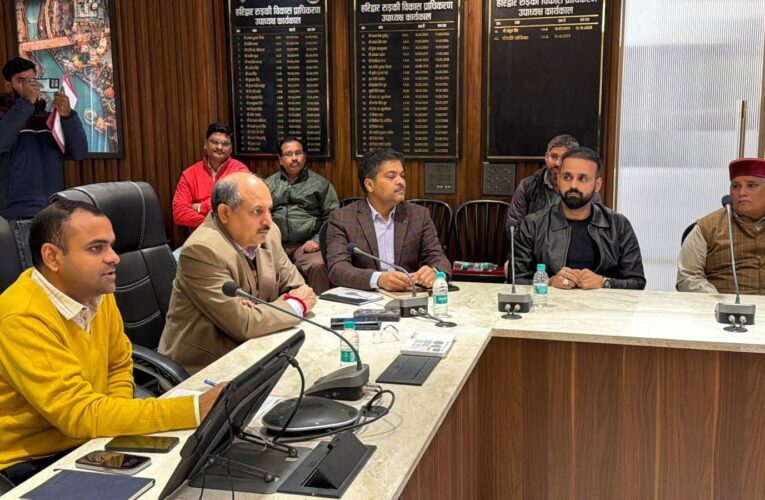 धर्मनगरी जनपद हरिद्वार को स्वच्छ,सुंदर एवं क्लीन मॉडल बनाने की मुहिम हुए तेज, जिलाधिकारी मयूर दीक्षित ने स्वच्छता अभियान में सहयोग देने के लिए गैर सरकारी संस्थाओं एवं आश्रमों के साथ की बैठक