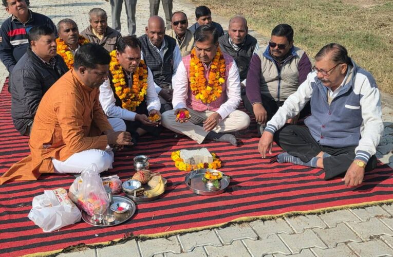 रानीपुर विधायक आदेश चौहान ने बी.एच.ई.एल के रविदास मंदिर में सौंदर्यीकरण कार्य और इंटरलॉकिंग टाइल्स लगाने का कार्य शुरू कराया