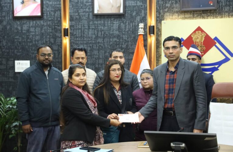 बैंक ऑफ बड़ौदा की मनमानी, पर जिला प्रशासन का डंडा, बुजुर्ग विधवा कमलेश व असहाय पुत्री को मिला न्याय, बुजुर्ग पिता की आकस्मिक मत्यु पश्चात ऋण बीमा होते हुए भी अदायगी लिए किया जा रहा था प्रताड़ित