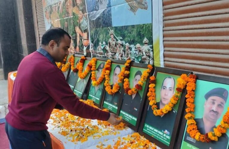 विजय दिवस के अवसर पर 1971 के युद्ध में शहीद हुए सैनिकों को जिलाधिकारी मयूर दीक्षित ने नमन करते हुए उनके चित्र पर श्रद्धासुमन अर्पित किए