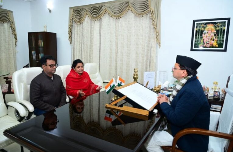 दिवंगत वरिष्ठ पत्रकार पंकज मिश्रा की पत्नी ने मुख्यमंत्री पुष्कर सिंह धामी से की भेंट, इस दौरान उन्होंने दिवंगत पत्रकार से जुड़े घटनाक्रम की जानकारी मुख्यमंत्री को दी