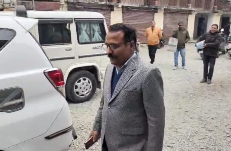 जिलाधिकारी ललित मोहन रयाल ने हल्द्वानी तहसील का किया औचक निरीक्षण