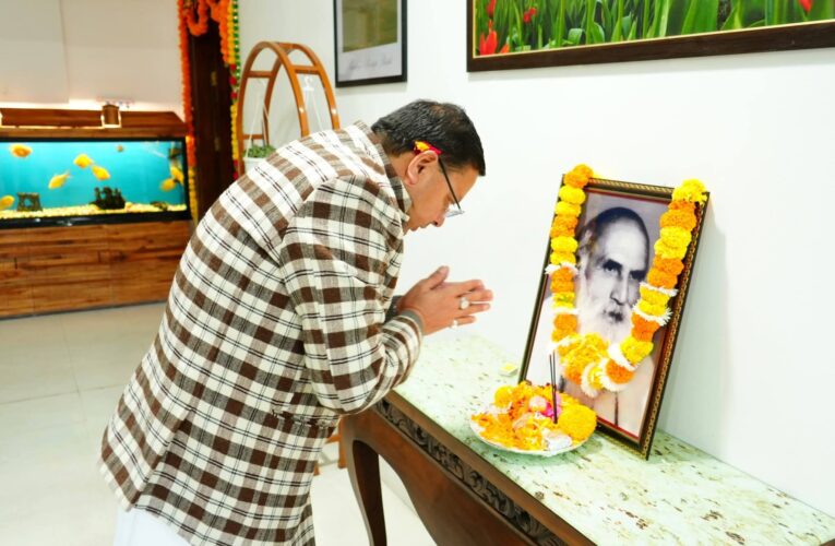 मुख्यमंत्री पुष्कर सिंह धामी ने उत्तराखंड के गांधी के नाम से विख्यात, महान राज्य आंदोलनकारी इंद्रमणि बडोनी  की जयंती के अवसर पर उनके चित्र पर पुष्प अर्पित कर उन्हें श्रद्धांजलि दी