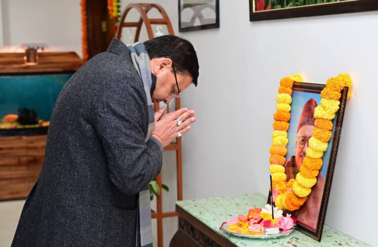 प्रदेश के प्रथम मुख्यमंत्री स्वर्गीय नित्यानंद स्वामी  की जयंती के अवसर मुख्यमंत्री पुष्कर सिंह धामी ने उनके चित्र पर  श्रद्धासुमन अर्पित कर उनका भावपूर्ण स्मरण किया