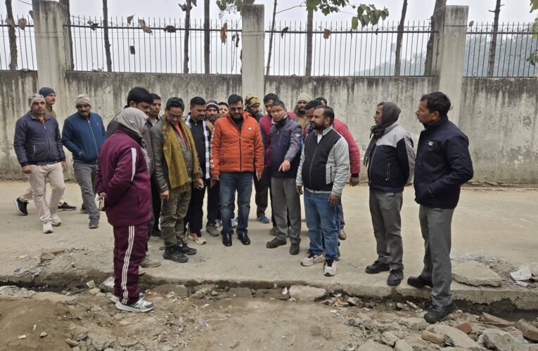 शिवालिक नगर पालिका द्वारा संचालित विभिन्न सड़क निर्माण कार्यों का नगर पालिका अध्यक्ष राजीव शर्मा ने किया स्थलीय निरीक्षण, कहा-सड़क निर्माण कार्यों में गुणवत्ता, मजबूती और टिकाऊपन से किसी भी प्रकार का समझौता स्वीकार नहीं किया जाएगा