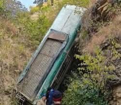 उत्तराखंड में बड़ा हादसा: खाई में गिरी बस, सात यात्रियों की मौत, दो महिला समेत 12 घायल