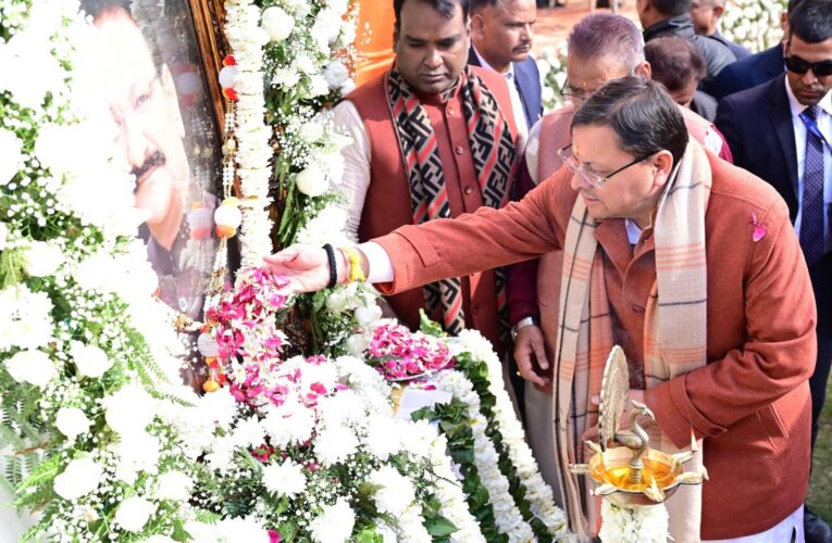 मुख्यमंत्री पुष्कर सिंह धामी ने स्व. उमेश अग्रवाल की 66वीं जयन्ती के अवसर पर आयोजित मातृ-पितृ भक्ति दिवस कार्यक्रम में प्रतिभाग किया