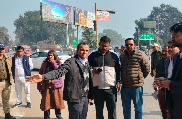 हरिद्वार जनपद में अवैध अतिक्रमण के विरुद्ध जिलाधिकारी मयूर दीक्षित एक्शन में, जनपद में सरकारी भूमि एवं परिसंपत्तियों पर किसी भी दशा में न हो अतिक्रमण, सरकारी भूमि एवं परिसंपत्तियों पर किए गए अतिक्रमण को चिन्हित करते हुए तत्काल हटाने के दिए गए निर्देश, जिलाधिकारी मयूर दीक्षित ने अमरापुर घाट एवं शंकराचार्य चौक पर सफाई व्यवस्था का लिया जायजा