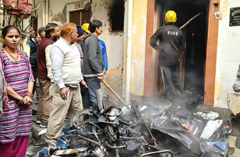 रुड़की: मकान में अचानक लगी आग से मची अफरा-तफरी,अग्नशमन दस्ते ने मौके पर पहुंचकर पाया आग पर काबू
