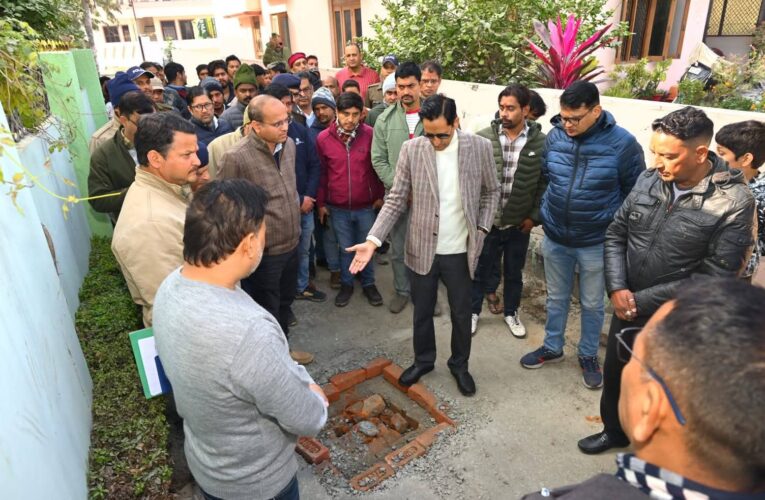 आयुक्त कुमाऊं दीपक रावत ने हल्द्वानी नगर सीवर, पेयजल के लिए जो सड़कें खोदी गई हैं उन्हें समयसीमा के भीतर पूर्ण नहीं करने पर कड़ी आपत्ति जताई, कहा-कार्य पूर्ण नही होने पर अधिकारियों की जिम्मेदारी तय की जाएगी