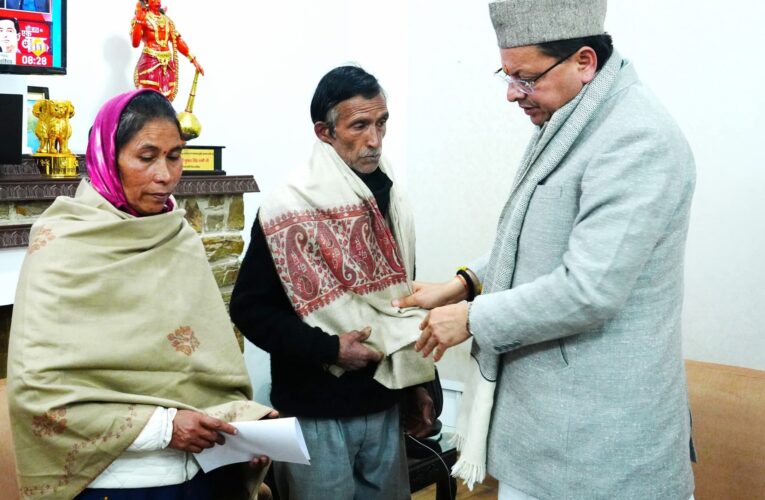मुख्यमंत्री पुष्कर सिंह धामी से स्व. अंकिता भंडारी के माता-पिता ने भेंट की, उन्होंने प्रकरण से संबंधित अपने मंतव्य एवं भावनाएं सीएम के समक्ष रखीं