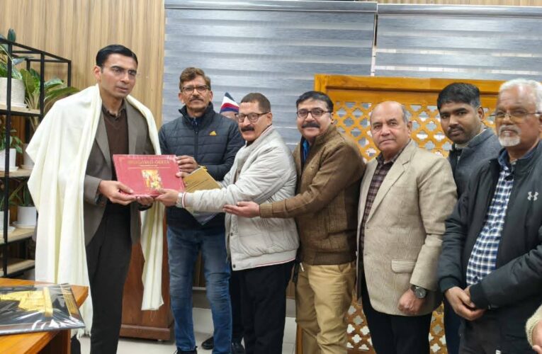 देहरादून डीएम सविन बंसल को उत्कृष्ट सेवा कार्यों के लिए जर्नलिस्ट यूनियन ने किया सम्मानित