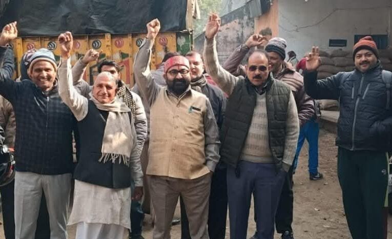 रुड़की: राशन डीलरों ने आरएफसी गोदाम पर प्रदर्शन कर आक्रोश व्यक्त किया, आरोप है कि पिछले तीन महीनों से चावल का कोटा उन्हें नहीं मिला