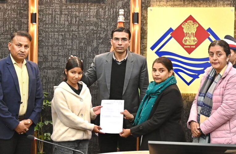 देहरादून: परिस्थितियों के थपेड़ों में भी शिक्षा की ‘स्पार्क’ जलाए रख रहीं होनहार बेटियों का भविष्य संवारने में जुटे डीएम सविन बंसल