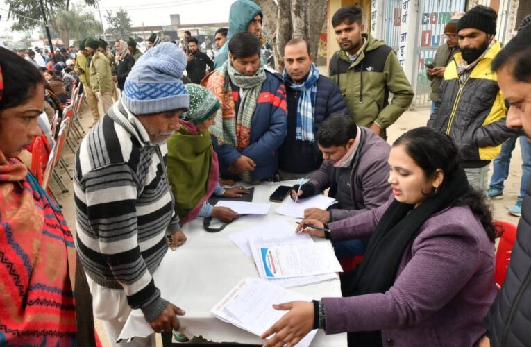 बहुउद्देशीय शिविर ग्रामीणों के लिए बने सुविधा पास, कड़क ठंड में भी बड़ी संख्या में अपनी समस्या लेकर शिविर में पहुंचे ग्रामीण