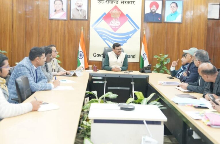 मुख्य सचिव आनन्द बर्द्धन की अध्यक्षता में सेब की अति सघन बागवानी योजना सम्बन्ध में शासन में उच्चाधिकारियों के साथ बैठक हुई, प्रदेश में सेब, कीवी और ड्रैगनफ्रूट का उत्पादन बढ़ाए जाने के सम्बन्ध में अधिकारियों से की चर्चा