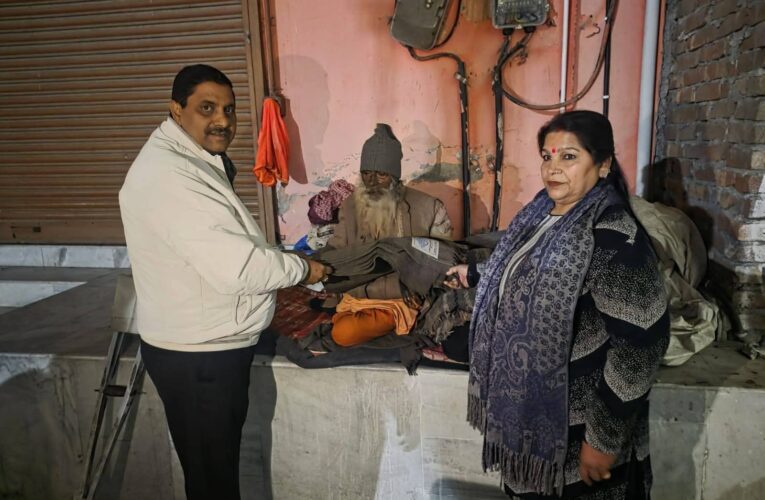 नगर निगम हरिद्वार ने ठंड से बचाव के लिए कंबल वितरित किए और अलाव जलवाएं