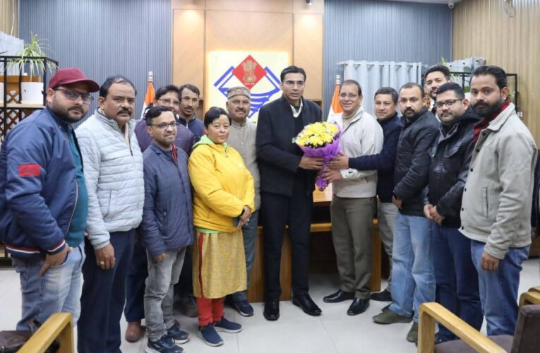 उत्तरांचल प्रेस क्लब के अध्यक्ष ने नवनियुक्त कार्यकारिणी संग जिलाधिकारी देहरादून सविन बंसल से की शिष्टाचार भेंट, जिले में पत्रकारों के हितों के संरक्षण, उनकी सुरक्षा एवं कार्यस्थितियों को सुदृढ़ करने से जुड़े विभिन्न महत्वपूर्ण विषयों पर हुई चर्चा