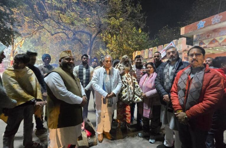 शीतलहर से राहत एवं बचाव के लिए देर रात्रि को गरीब व्यक्तियों के बीच पहुंचे उपाध्यक्ष आपदा प्रबंधन विनय रोहिल्ला, गरीब एवं बेसहारा लोगों को कम्बल वितरित किए