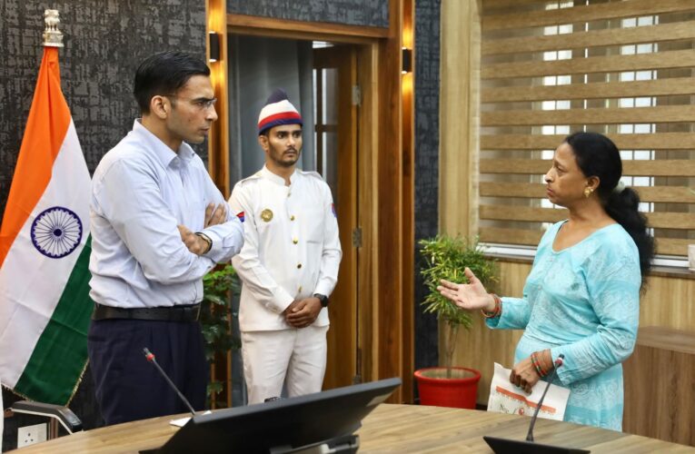 मॉ के पावं गिरकर माफी मांगो, वरना होगा जिला बदरः डीएम, डर के साये में जी रही विधवा  मां विजय लक्ष्मी से न्यायालय में दोनों बेटो ने की क्षमा याचना