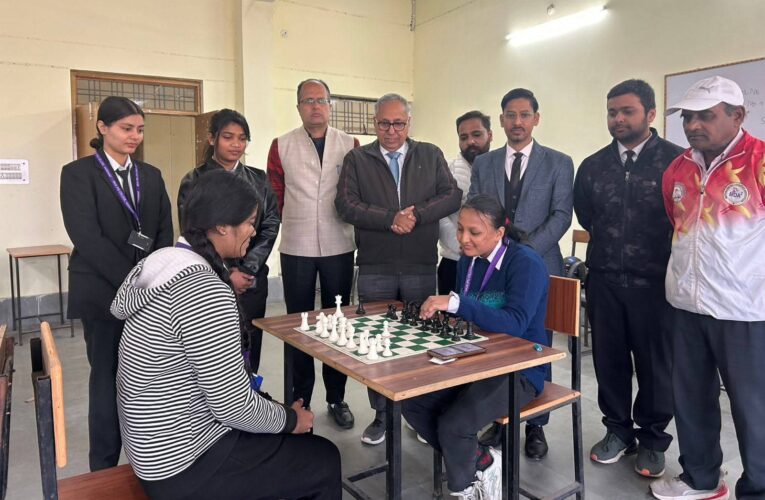 एस.एम.जे.एन. पी.जी. कॉलेज में इंडोर खेल प्रतियोगिताओं का आगाज़, शतरंज में कृष्णा और समता बने चैंपियन