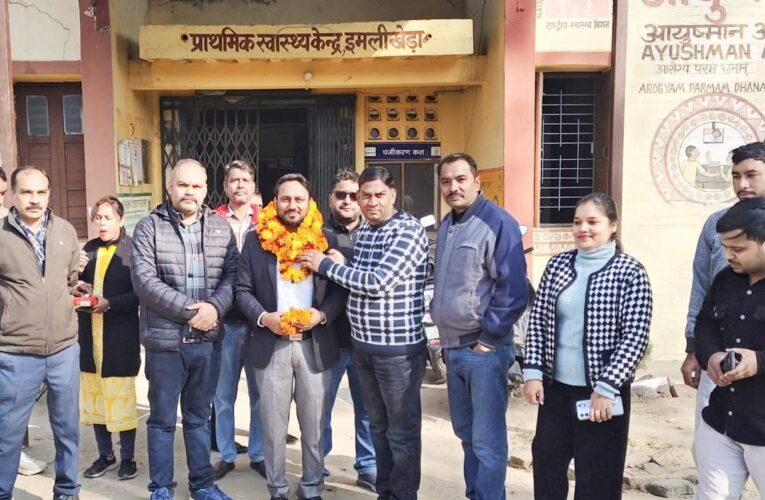 डॉ राव अकरम को जिला सचिव प्रांतीय चिकित्सा सेवा संघ (पी० एम० एच० एस० ) जनपद हरिद्वार बनने पर प्राथमिक स्वास्थ्य केंद्र इमली खेड़ा में किया गया जोरदार स्वागत, कार्यक्रम का संचालन राजकीय फार्मेसी अधिकारी संघ के जिला अध्यक्ष ब्रिजेश कुमार ने किया