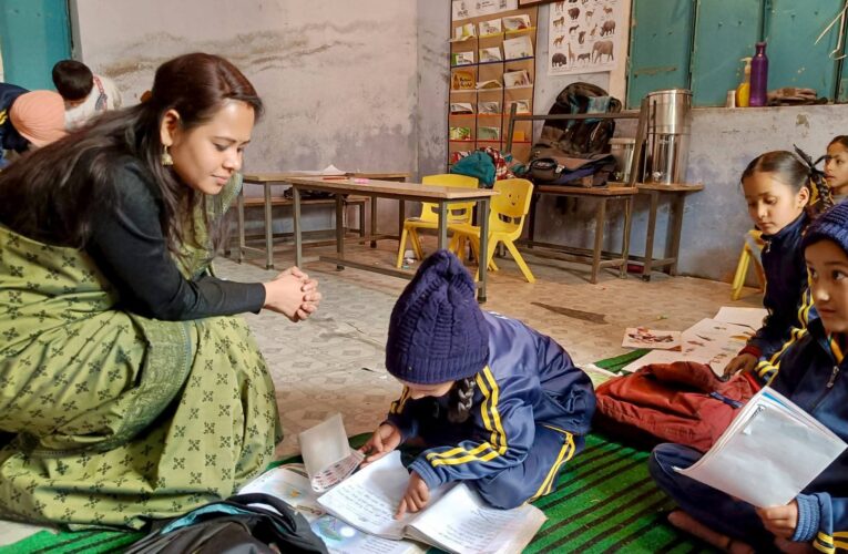 प्राथमिक विद्यालय अमसरकोट का जिलाधिकारी आकांक्षा कोण्डे ने किया निरीक्षण—जर्जर सीलिंग पर नाराजगी, त्वरित मरम्मत के निर्देश, शिक्षा की गुणवत्ता से कोई समझौता नहीं