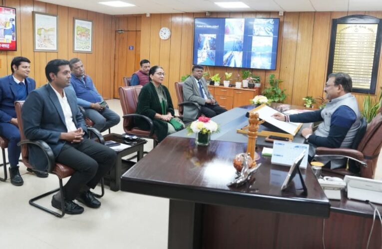 मुख्य सचिव आनन्द बर्द्धन की अध्यक्षता में मण्डल रेल प्रबन्धक, उत्तर रेलवे मुरादाबाद विनीता श्रीवास्तव के साथ मुख्य सचिव कार्यालय में बैठक सम्पन्न, उत्तर रेलवे से सम्बन्धित प्रकरणों एवं परियोजनाओं के सम्बन्ध में विस्तार से हुई चर्चा