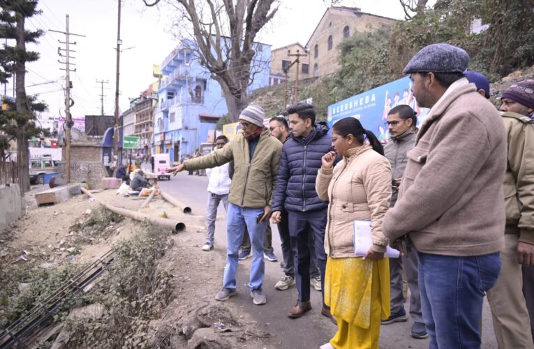 जिलाधिकारी अंशुल सिंह ने किया नगर में पार्किंग व्यवस्था और कूड़ेदानों की स्थिति का निरीक्षण, पार्किंग स्थलों में अग्नि सुरक्षा उपायों की व्यवस्था, साफ़ सफ़ाई करने और अव्यवस्थाओं को सुधारने के दिए निर्देश