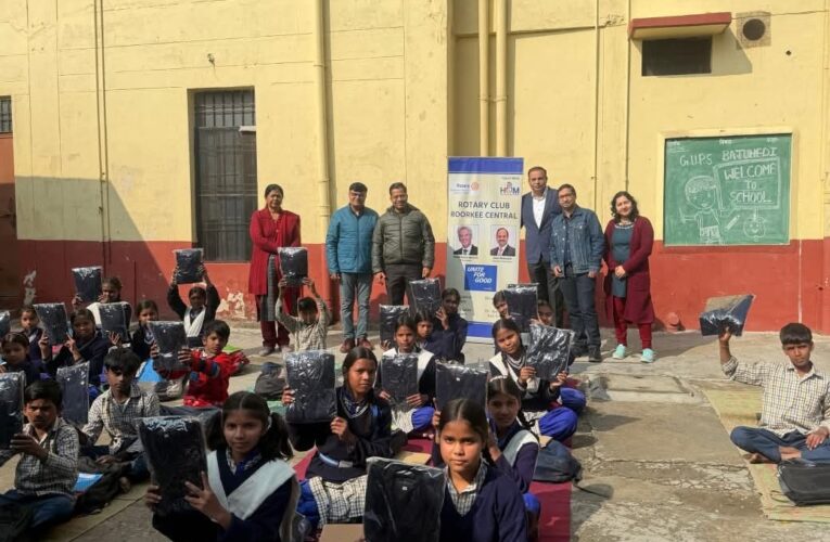 रोटरी क्लब रुड़की सेंट्रल ने राष्ट्रीय बालिका दिवस पर कस्तूरबा गांधी बालिका विद्यालय बाजूहेड़ी में छात्राओं को शीत ऋतु के लिए स्वेटर वितरित किए