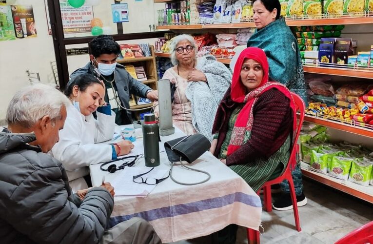 रुड़की चाउमंडी स्थित पतंजलि चिकित्सालय में निःशुल्क चिकित्सा शिविर का आयोजन