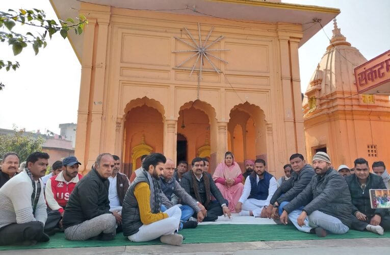 भगवानपुर विधायक ममता राकेश ने कार्यकर्ताओं के साथ स्वामी अविमुक्तेश्वरवरानंद के पक्ष में दो घंटे का मौन उपवास रखा, कहा-भाजपा की तानाशाही की हद हो गई, देश में संतों के साथ में जिस तरह का व्यवहार किया जा रहा है, वह माफी के लायक नहीं