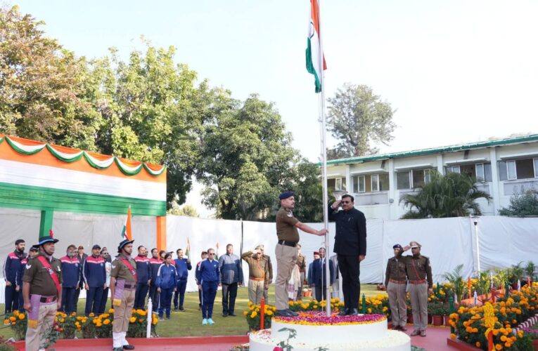 मुख्य सचिव आनंद बर्द्धन ने सचिवालय में ध्वज फहराकर प्रदेशवासियों और सचिवालय परिवार को गणतंत्र दिवस की बधाई दी, गणतंत्र दिवस महान संकल्प, संघर्ष और दूरदृष्टी का प्रतीक: मुख्य सचिव