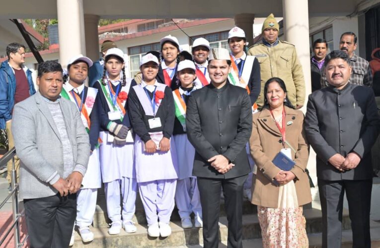 रुद्रप्रयाग में 77वां गणतंत्र दिवस हर्षोल्लास के साथ मनाया गया, निकली भव्य प्रभात रैली, जिलाधिकारी प्रतीक जैन ने किया ध्वजारोहण, अधिकारों के साथ कर्तव्यों के पालन का दिलाया संकल्प