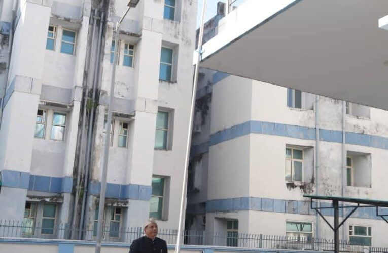 गणतंत्र दिवस के अवसर पर सूचना महानिदेशक बंशीधर तिवारी ने सूचना भवन परिसर में राष्ट्रीय ध्वज फहराया, अधिकारियों एवं कर्मचारियों को संविधान के प्रति निष्ठा, एकता और अखंडता बनाए रखने की शपथ दिलाई