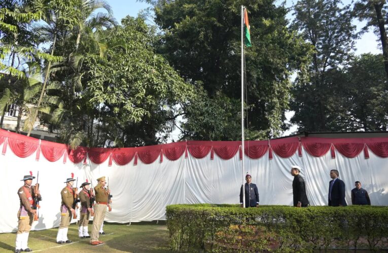 गणतंत्र दिवस पर देहरादून जिलाधिकारी सविन बंसल ने कलेक्ट्रेट परिसर में किया ध्वजारोहण, संविधान के मूल्यों के प्रति निष्ठा और कर्तव्यों के निर्वहन का लिया संकल्प