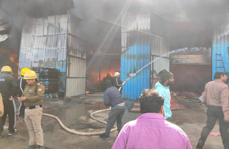 हरिद्वार: बैरागी कैंप क्षेत्र में टेंट के गोदाम में लगी भीषण आग, लपटें और धुएं का गुबार देख मची अफरा तफरी