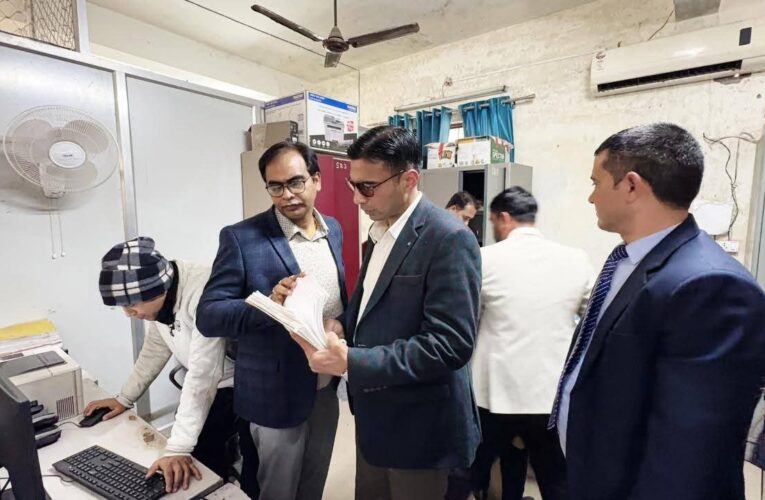 देहरादून डीएम का औचक निरीक्षण, सब रजिस्ट्रार कार्यालय ऋषिकेश में गंभीर अनियमितताएं उजागर, कड़ा एक्शन तय