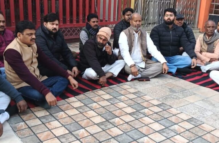 सनातन धर्म ओर शंकराचार्य जी का अपमान बर्दाश्त नहीं करेगी कांग्रेस: राजेन्द्र चौधरी, शंकराचार्य के समर्थन में उतरे कांग्रेसी, मौन धारण कर मंदिर प्रांगण में बैठे